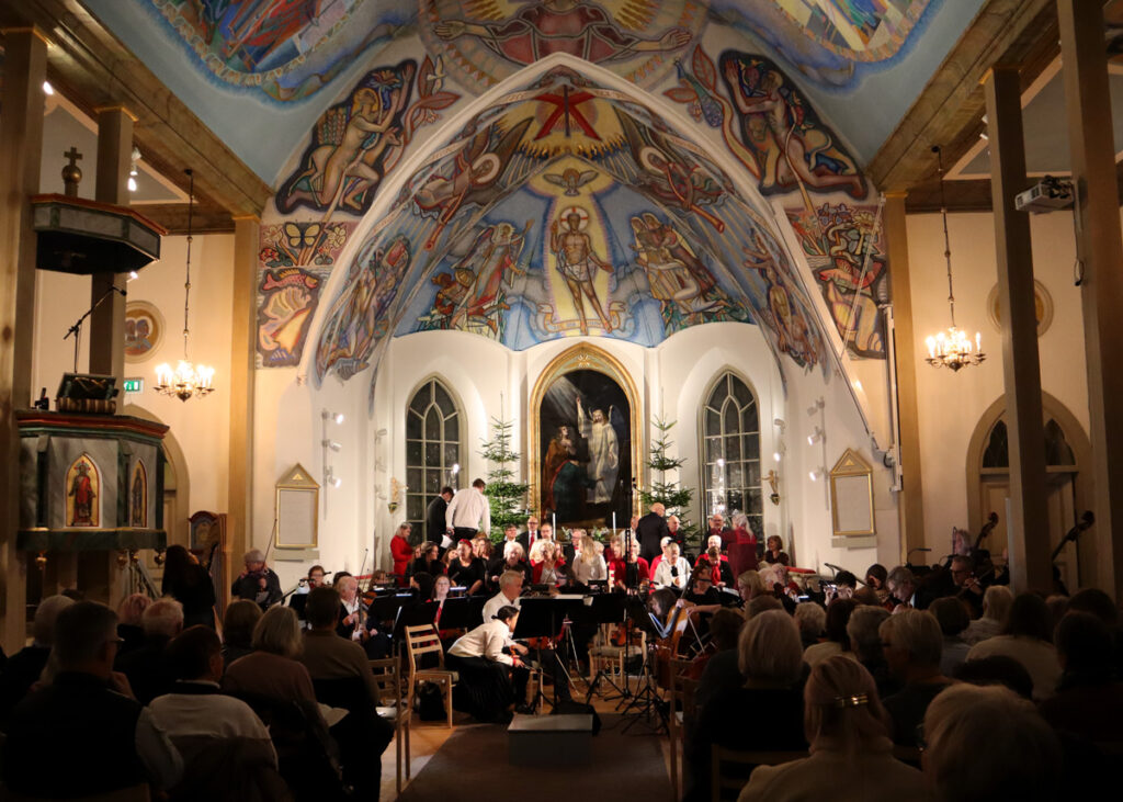 Partille Kammarorkester i Skallsjö Kyrka  inför konsert med kör och solister